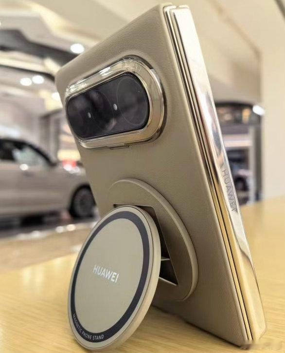 1万买华为折叠还是iPhone没有钱，没得选择，都买不起。 