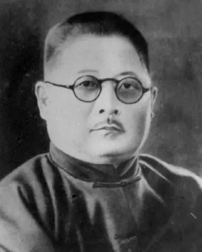 1934年11月24日，北平刑场，大雪，39岁的吉鸿昌被押着走过来，走到半路突然