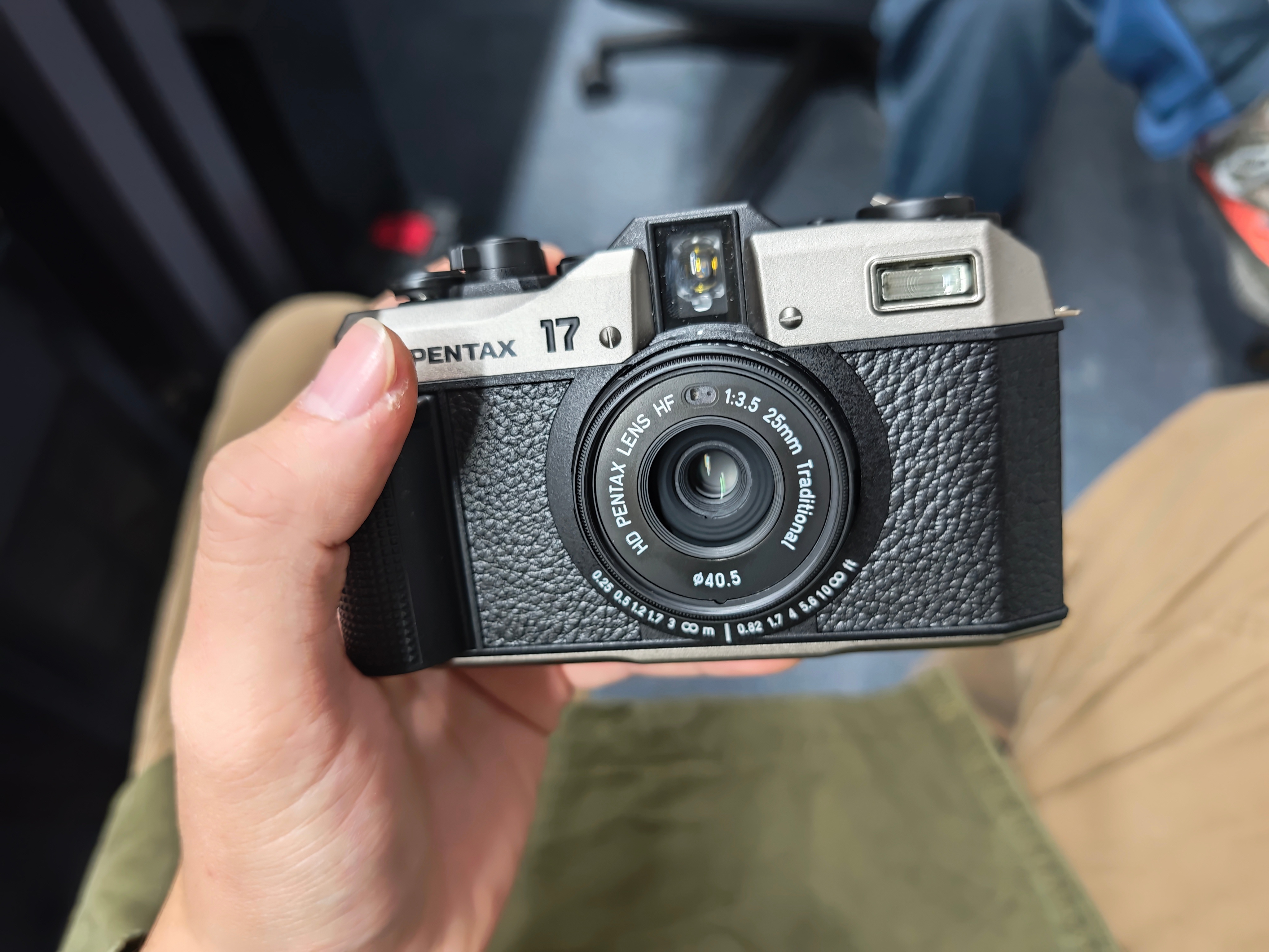 来成都待24小时，到 新工作室（初期阶段）坐了坐，逛了逛，我先前是真没见过，有谁