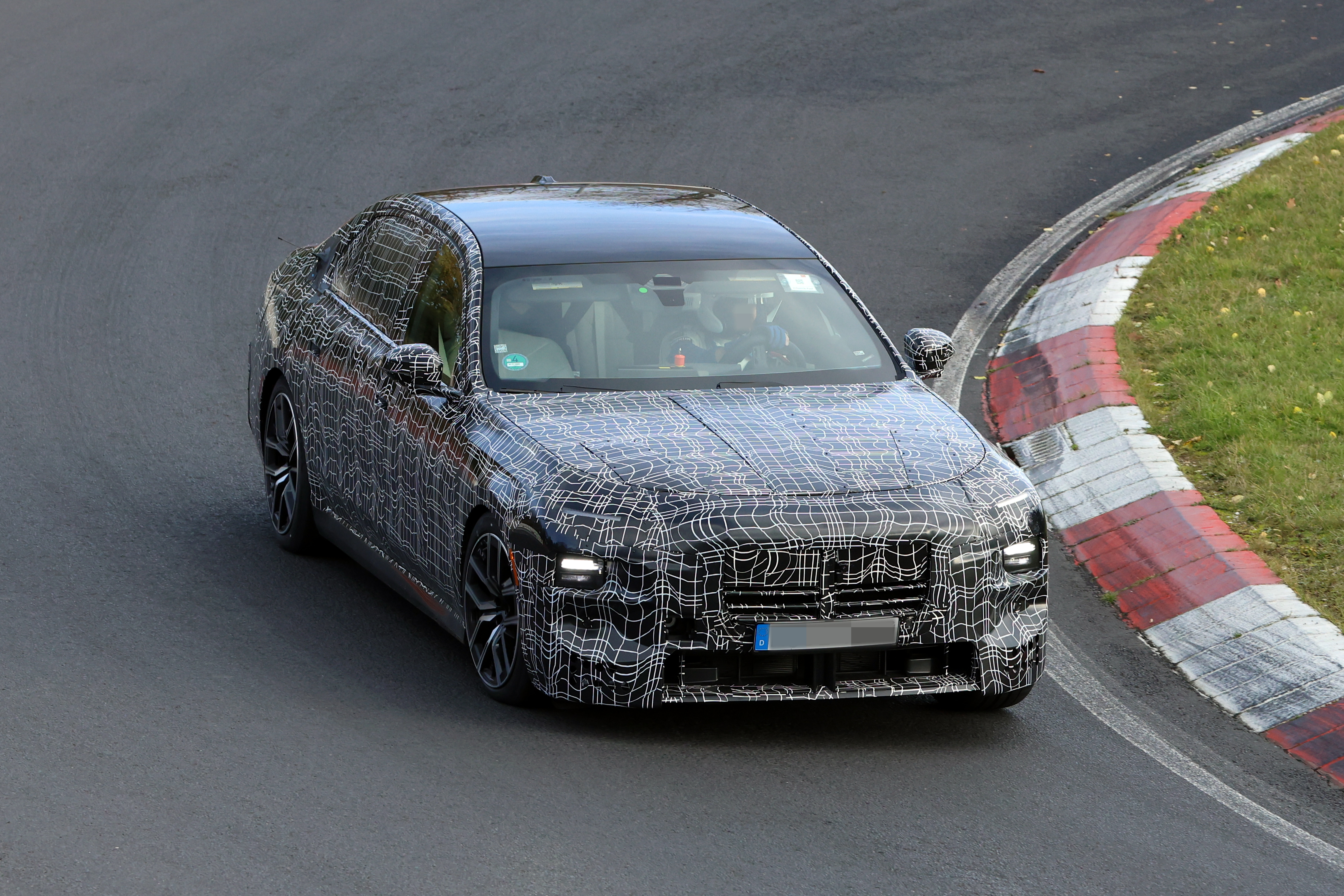 宝马7系大改款，明年推出。正在北环做密集测试。前灯、中网和尾灯都重新设计，内饰里