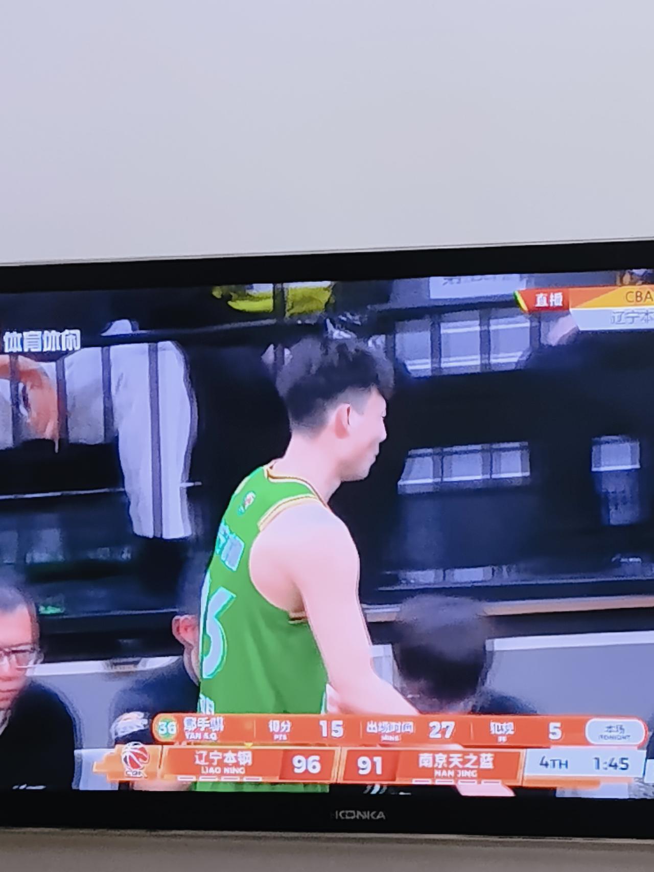 终于知道辽宁本钢男篮的鄢守骐为什么队友们和球迷一直称他“手帝”。
      昨