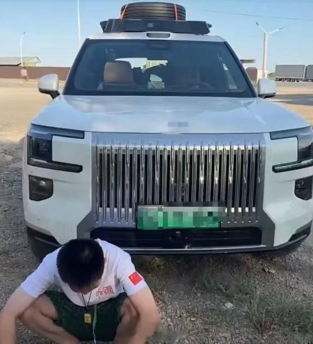 有极氪车主表示，原计划暑期自驾出国游，结果进入哈萨克斯坦第二天，车机系统就被远程