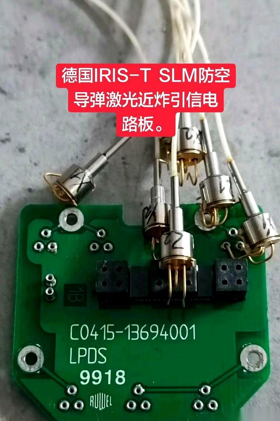 都说德国人严谨，今天算是开了眼了。
就这么一小块电路板，比你手掌心还小。
这是德