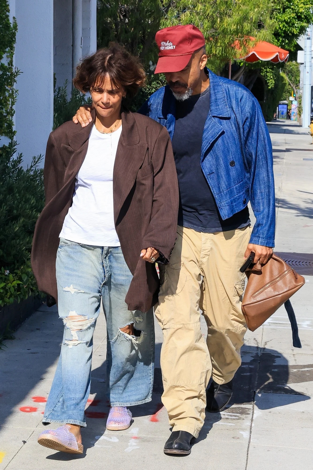 Halle Berry和未婚夫Van Hunt 18日西好莱坞外出 