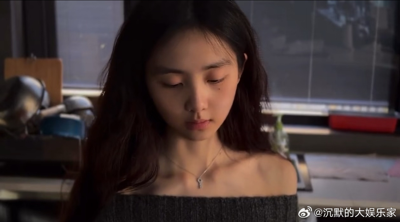 她都20了穿泳衣很羞耻吗？为什么不能穿，凭什么要遮遮掩掩？我说青春期有些女生因为