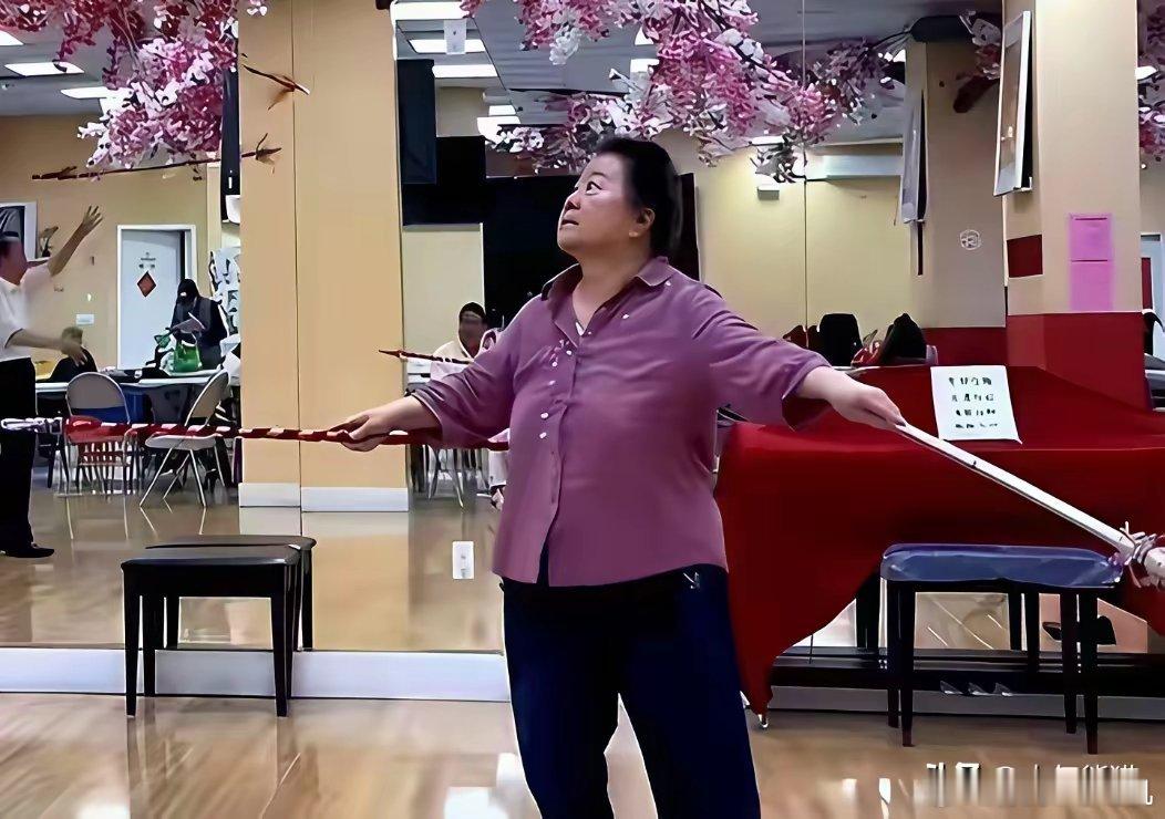 曾经借公派演出之际带领30多名演员留美不归，这一去就是30多年，如今年过花甲归来