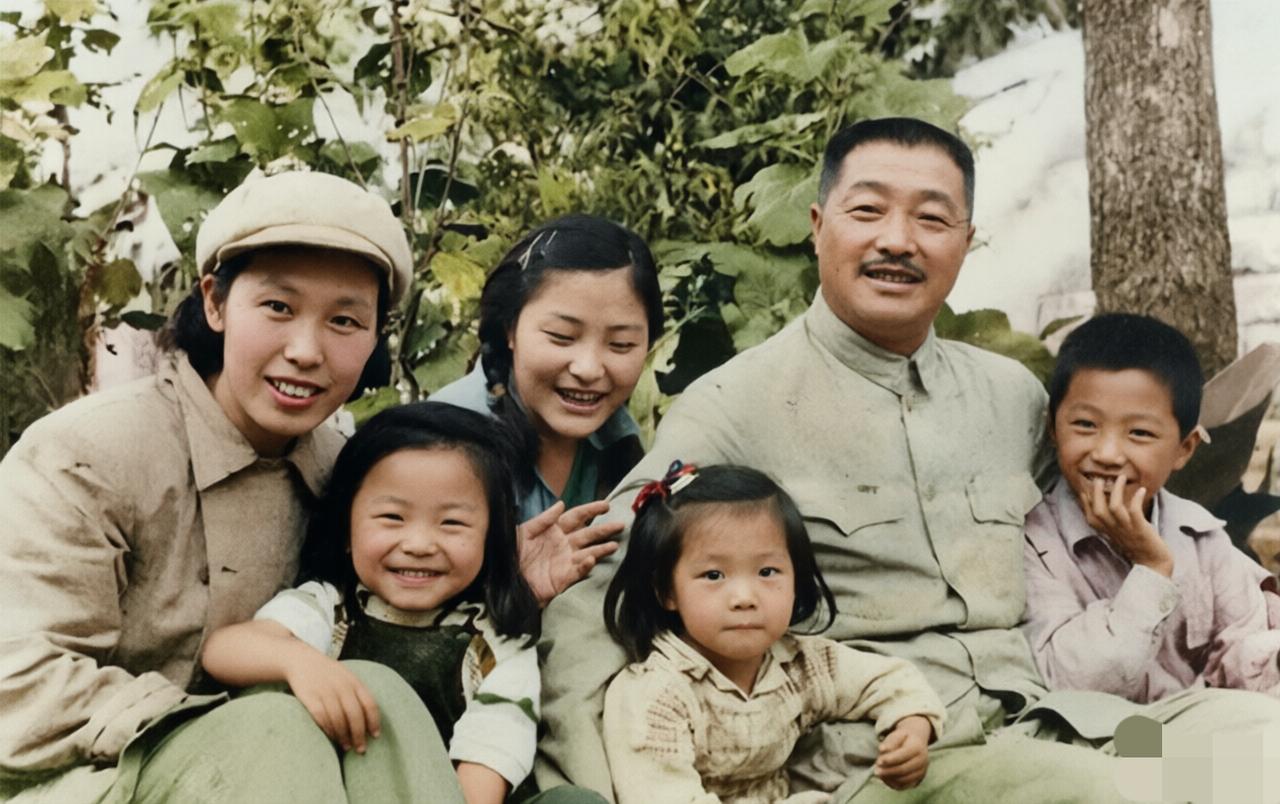 50年代，贺龙元帅的全家福，妻子薛明是一个标准的美女！！