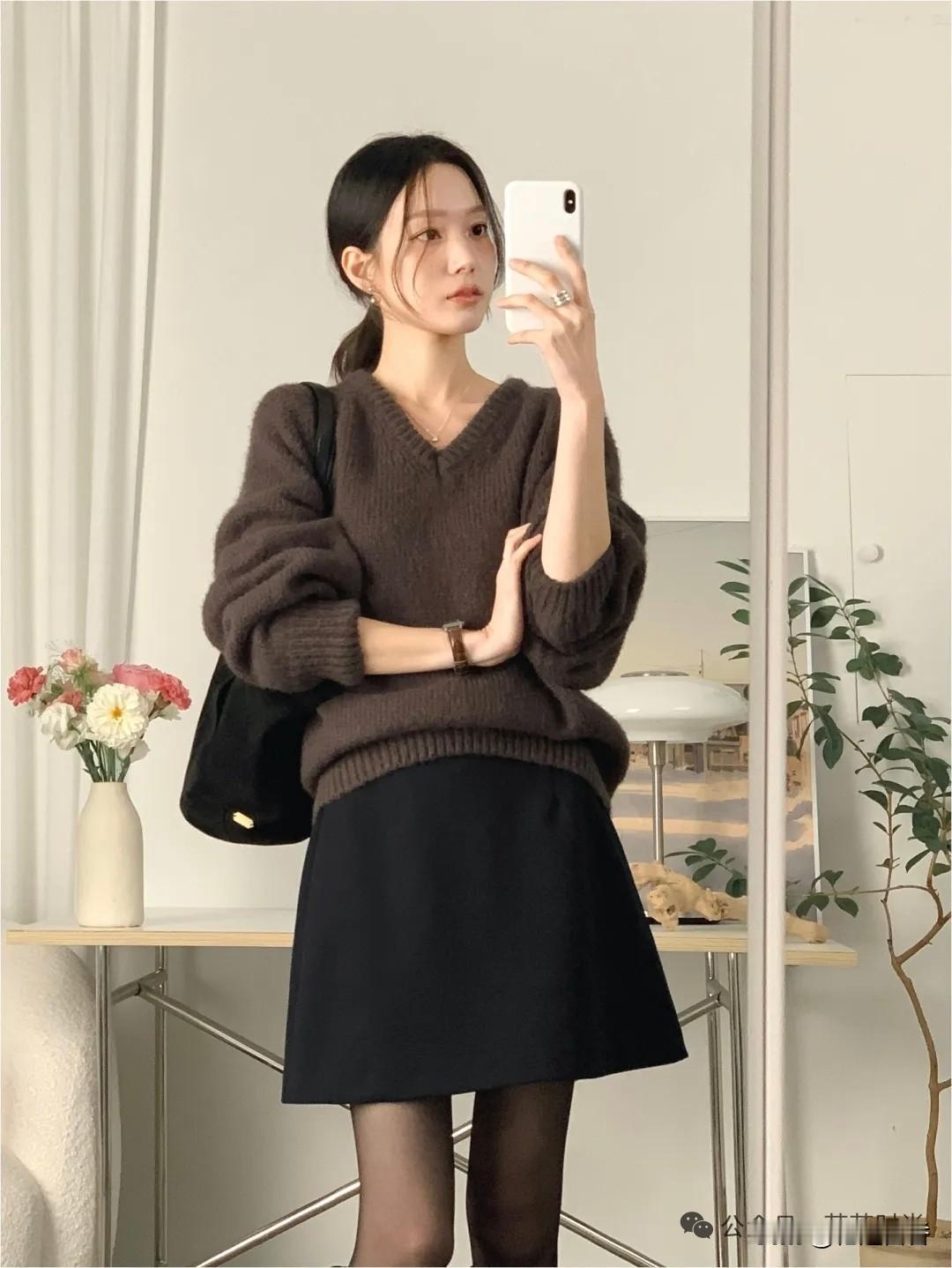冬日穿搭指南：温暖毛衣+黑色短裙，轻松出街！🌟👗👠