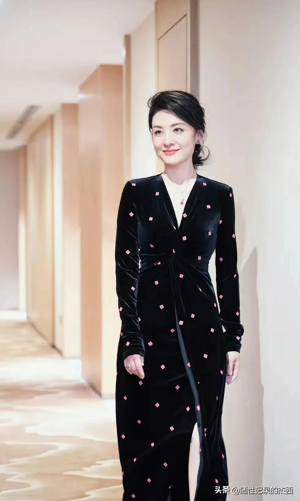 离开央视之后的她现在好有范，越来越迷人了，气质比年轻时候的倪萍都要好。一袭藏蓝色