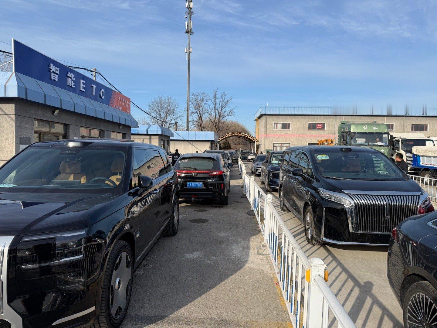 新年第一个工作日来上牌，今天的车格外多。看了下，除了特斯拉小米，最多的车居然是高