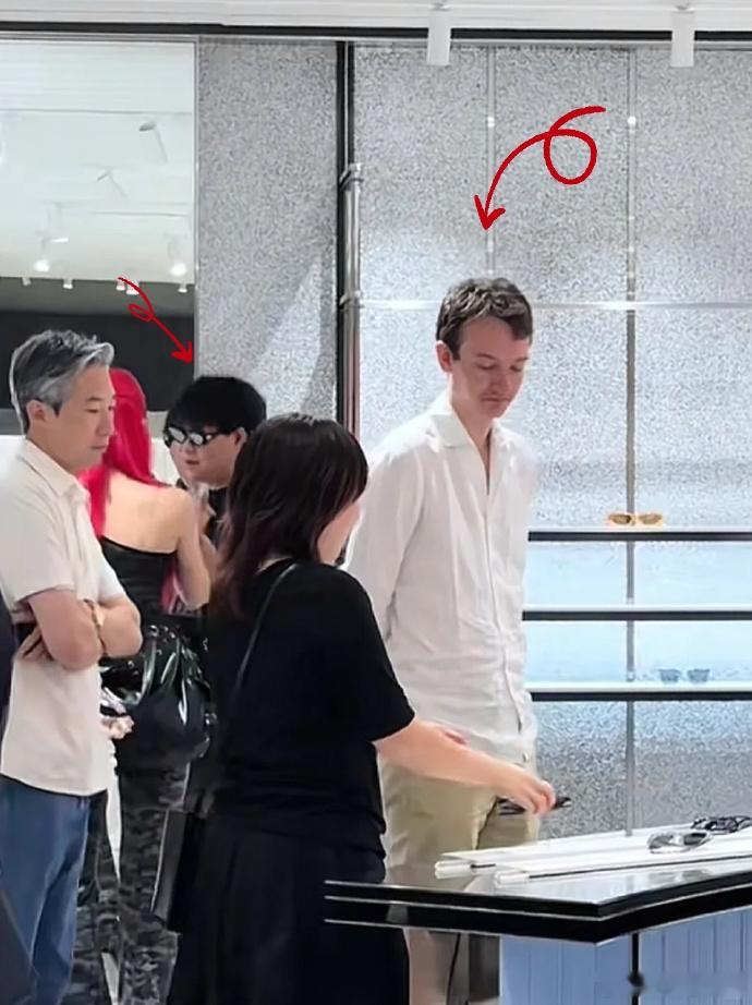 韩国偶遇Lv三公子看完blackpink第二天偶遇Lv三公子 有网友看完BLAC