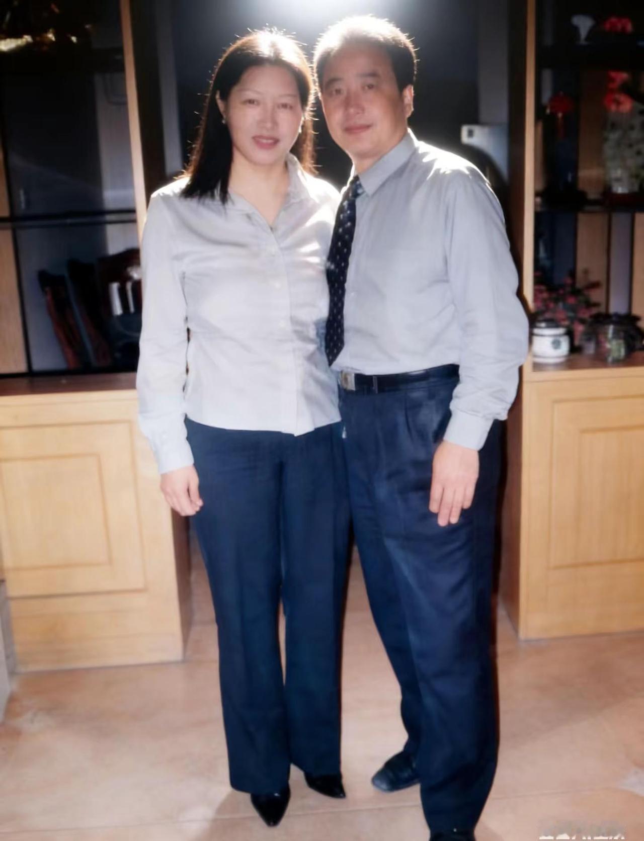 豆包AI 颂芝夫妻 明星合影 模范夫妻 你和你爸是咋认识的