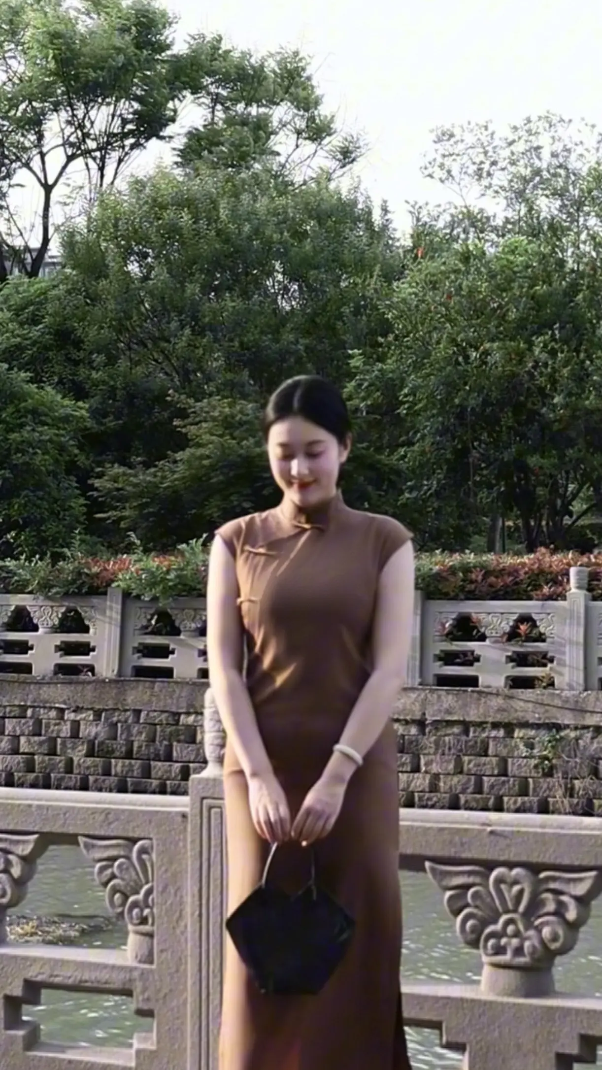 青丝红唇。