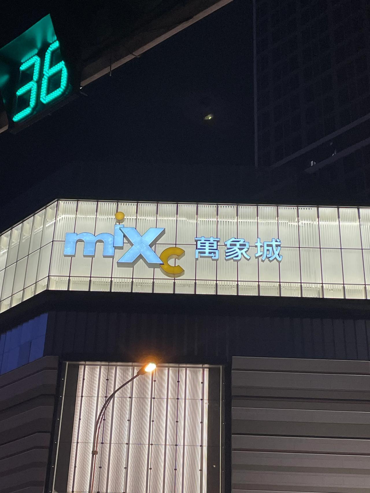 
开开心心与女儿一起到昆明万象城逛，顺手拿一盒护手霜看，没想到乒乓乓乓倒了几盒在