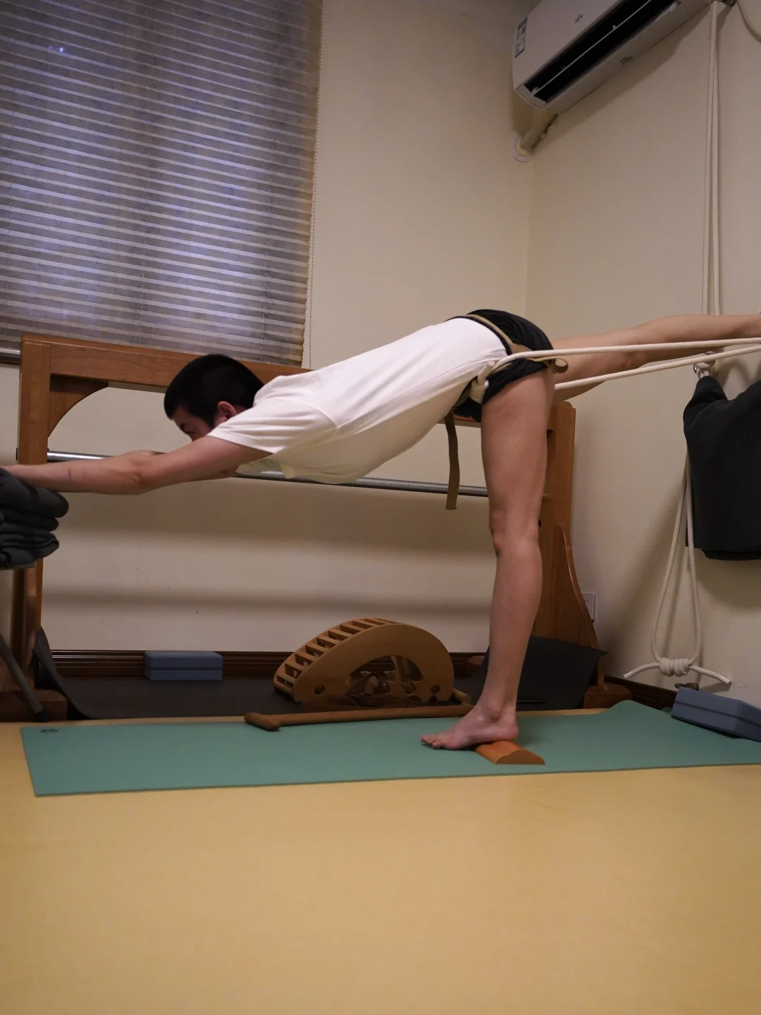 外踝骨上提，拓宽腹股沟，与张拉横膈