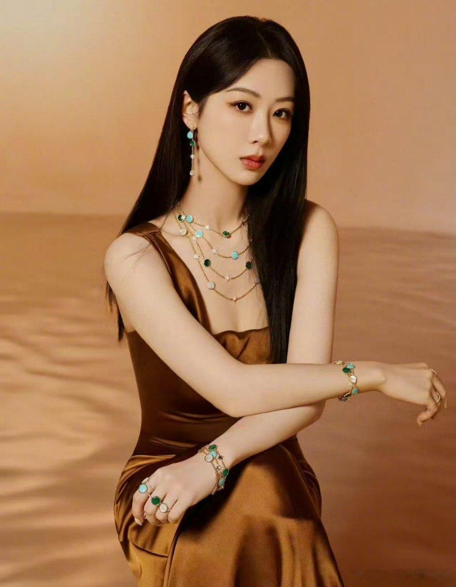 杨紫APM💎全新 ÉTÉ系列珠宝大片，美的闪耀[舔屏][舔屏] ​​​