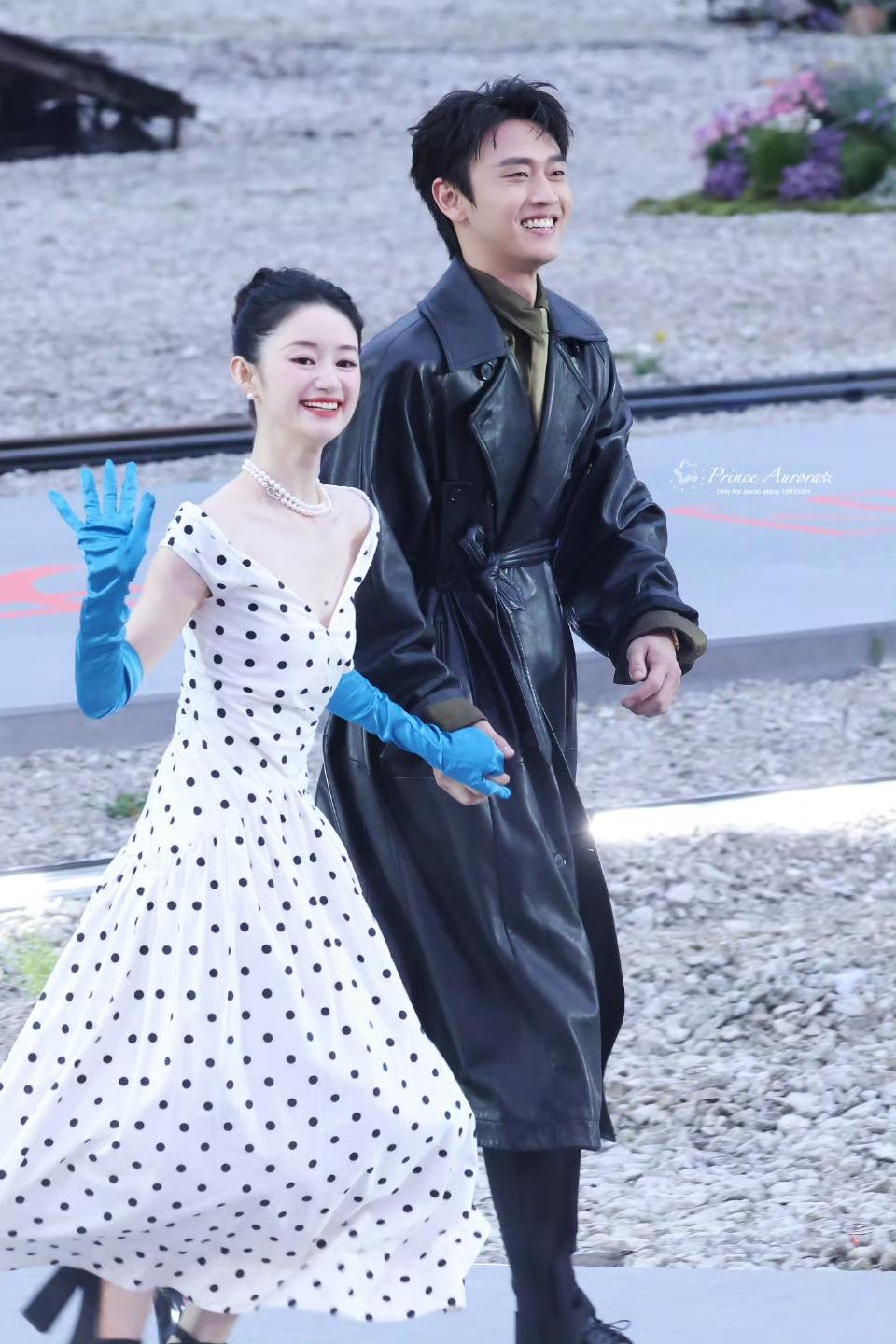 郭晓婷王天辰同台走红毯时，底下粉丝喊话两人“牵个手，牵个手，”两人对视一眼，王天