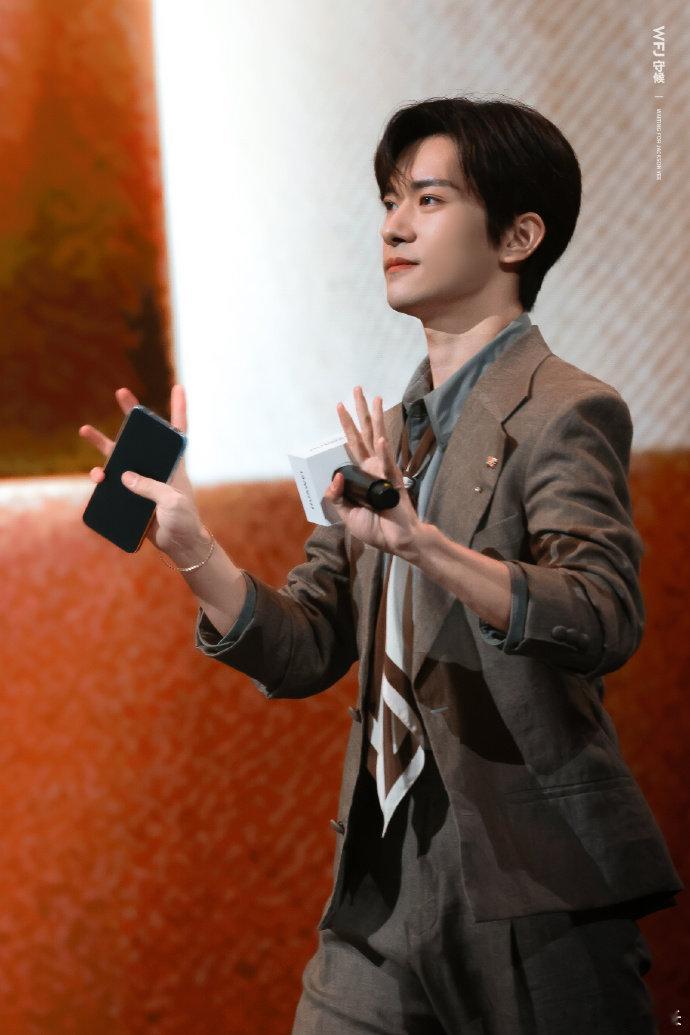 谁能拒绝穿西装的易烊千玺易烊千玺复古西装大片谁能拒绝穿西装的易烊千玺，低调高级又