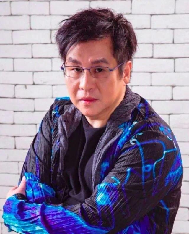 郑智化怒斥机场无人性，
连滚带爬进飞机，
深圳机场急忙道歉！
惊人！歌手郑智化在