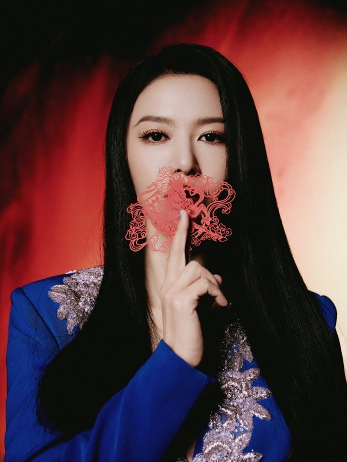 谭维维美甲救命！谭维维这美甲真的戳中我心巴，谁能想到气场全开的她会选这么萌的短甲