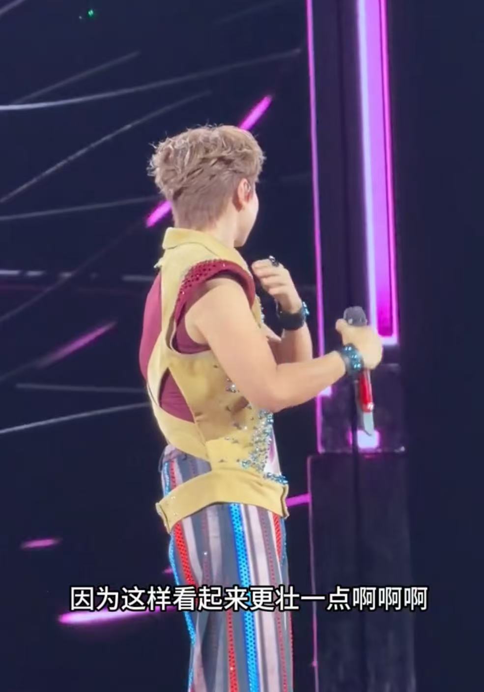 汪苏泷请你做自己就好了 汪苏泷的无奈太真实，涂黑手臂求壮实，歌迷偏要美白，既要D