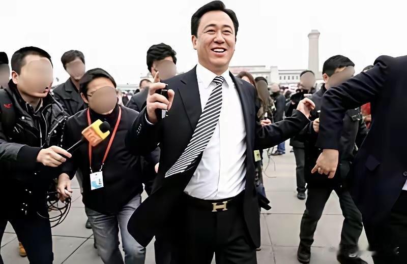 尘埃落定了
许家印被判无期徒刑
大家关注了好几年的“恒大案”也算是有结果了
看到