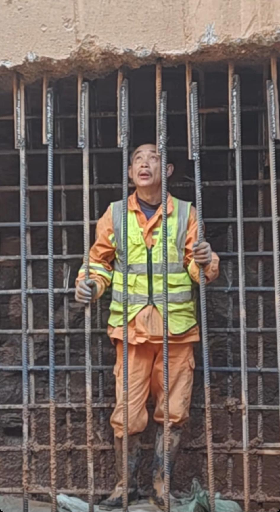 上次跟工友开玩笑的那俩人被关了15天，玩笑要别人觉得好笑
没带安全帽，焊渣没敲，