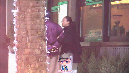 周迅挽男性好友手臂 有八卦媒体拍到周迅挽着紫衣男子胳膊说话。 