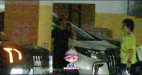 贾玲素颜去健身贾玲 自律的尽头是下颌线 6月30日，有八卦自媒体拍到贾玲素颜去健