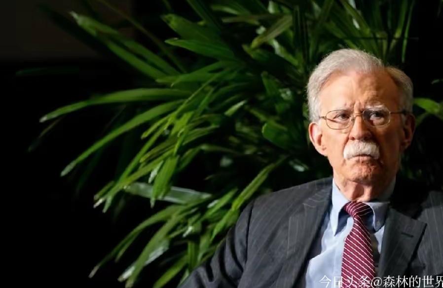 美前国安顾问博尔顿专访里的爆料笑料百出还全是实锤。他说特朗普聊台海时，总拿笔尖指