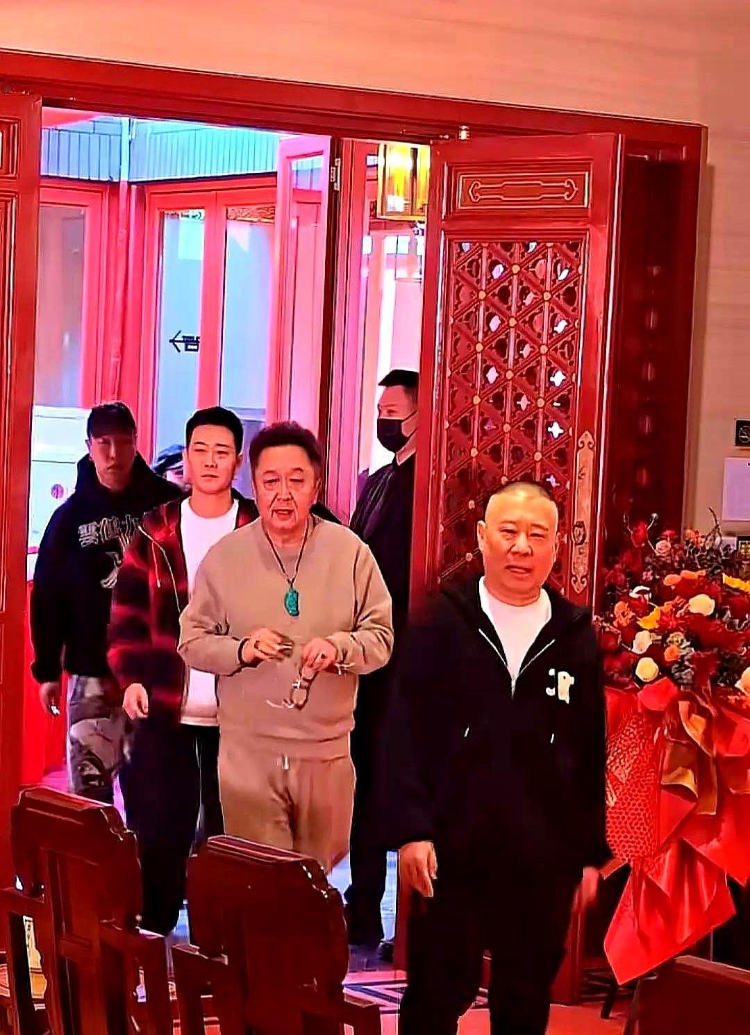 德云社的权力，不在岳云鹏手里，也不在郭麒麟手里。
 

真正管着九个队吃喝拉撒的