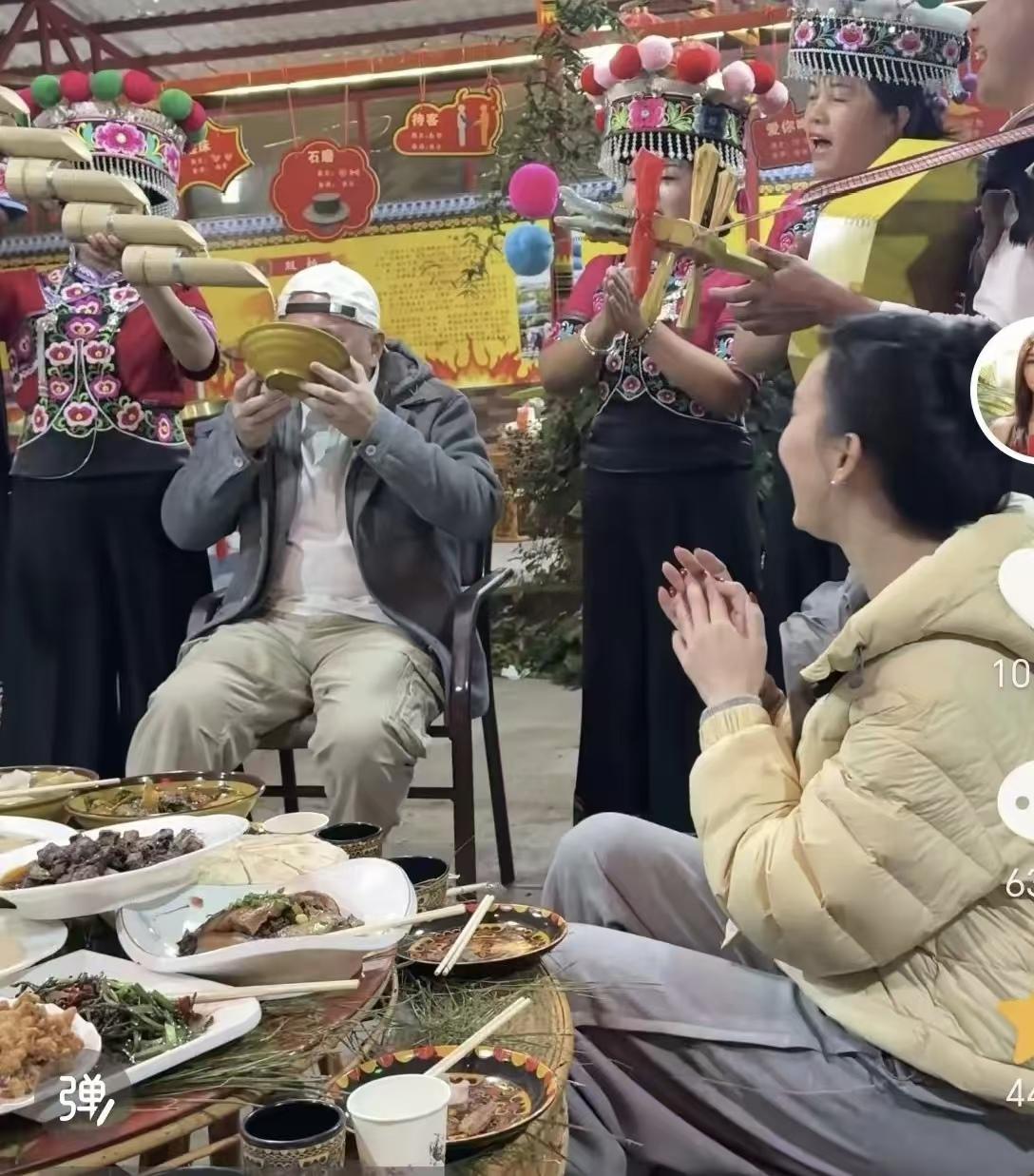 胡静曾说，儿子上大学以后，就和丈夫去享受生活。

现在儿子渐长无牵挂，还没上大学