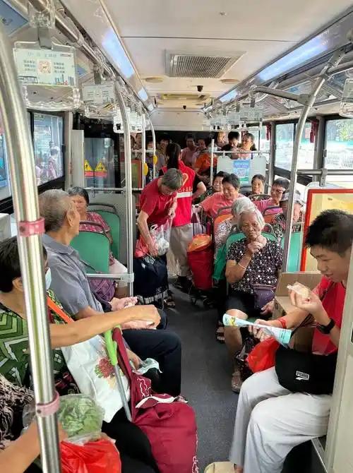 现在的公交车，基本成了老年人的专车。除了早晚高峰外，平时乘车的人，一般90%都是