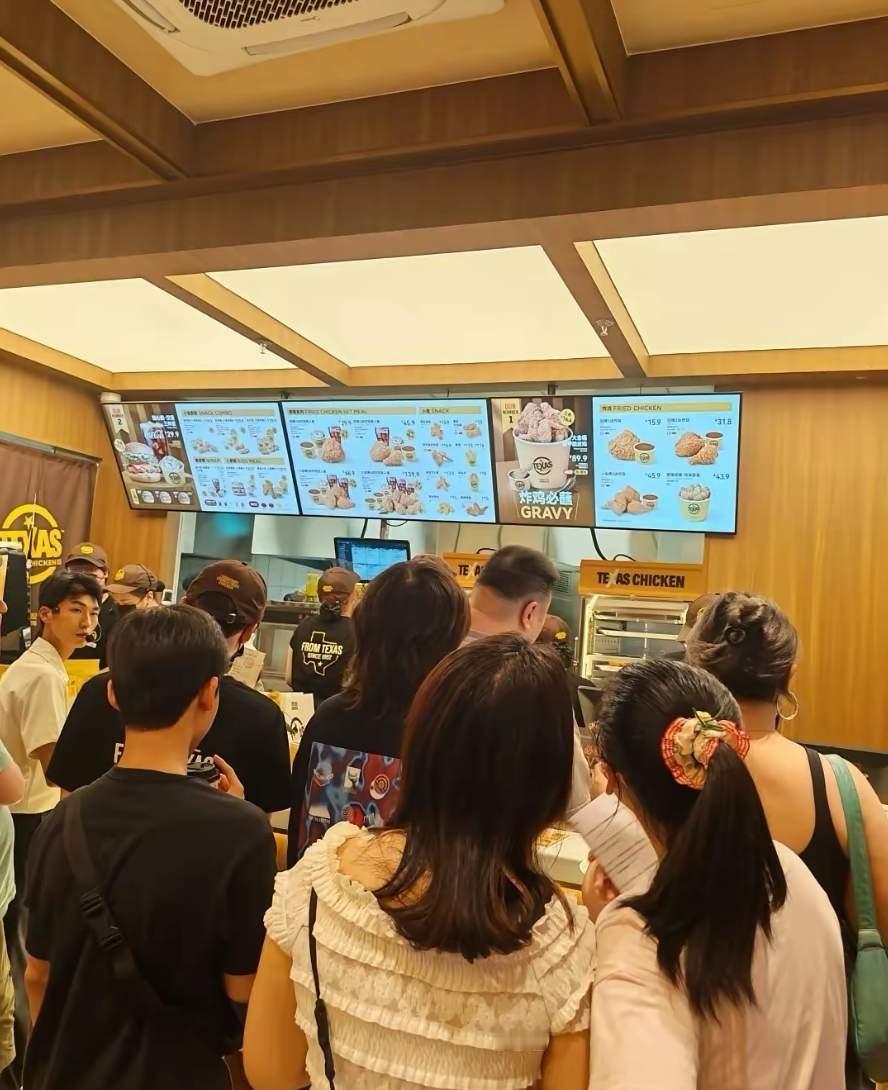 一场雨，挡不住吃货的热情！

8月31日蓝鲸新闻消息，老牌美国炸鸡Church’