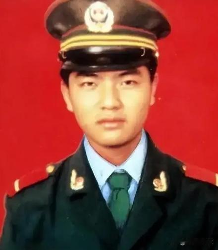 1992 年，一武警战士押送四名不法分子回中队，突然，一个歹徒冲上来死死的抱住了