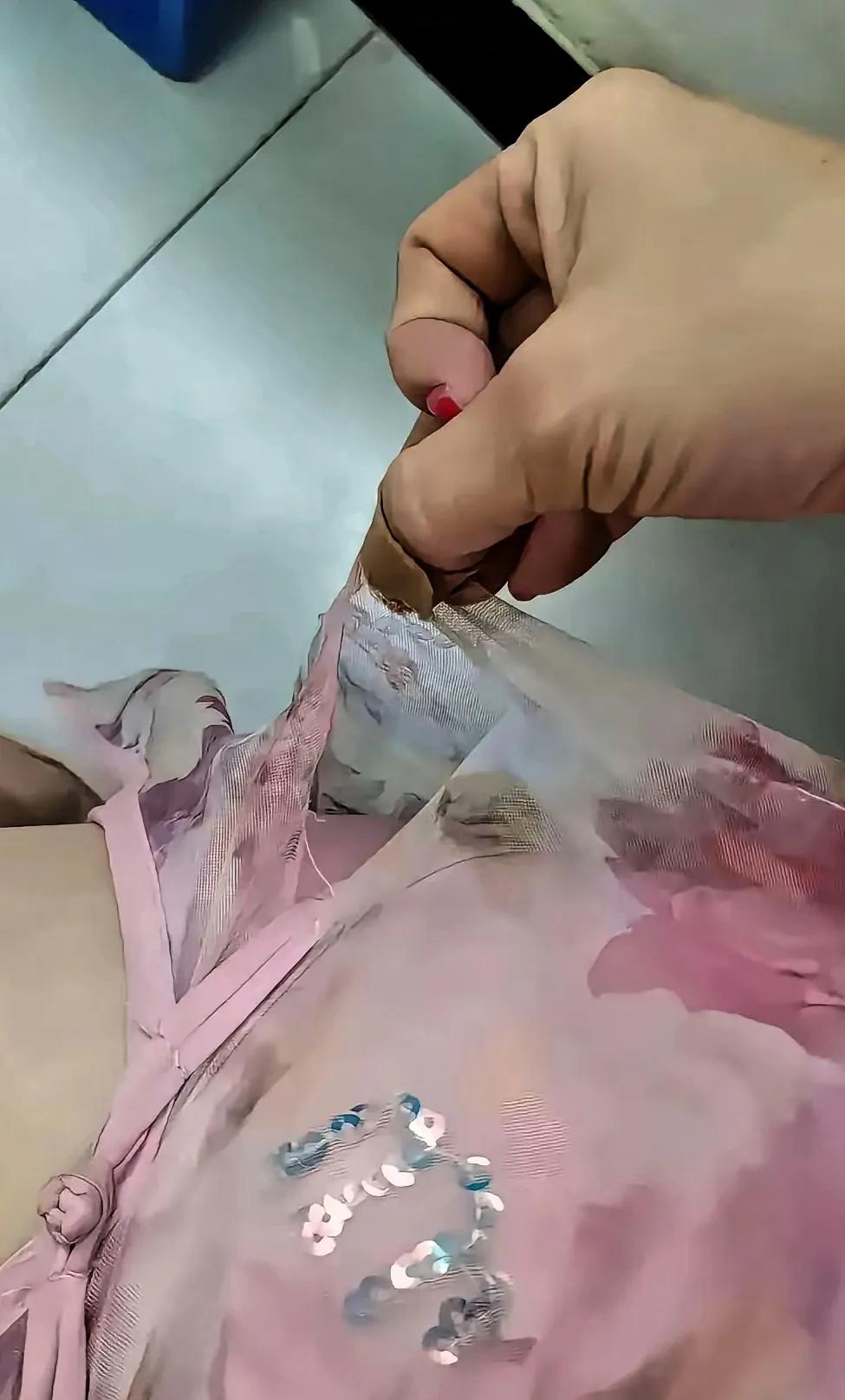 老公给我新买的，就穿了一个晚上，就拉丝了，我也服了！！

老公没经过我同意，就在