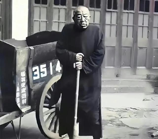 黄金荣匆匆从外面回来，推开家门的时候，心里还想着处理完外面的事后，能够好好休息一