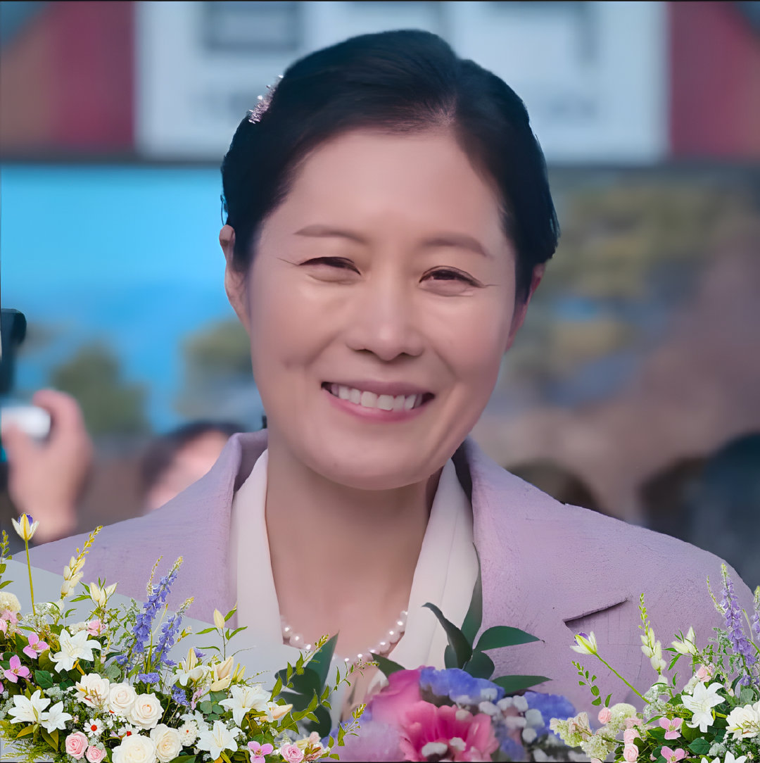 母亲节仪式感跨次元统一 当电子花束点亮屏幕，现实里的康乃馨也悄然绽放！二次元妈妈