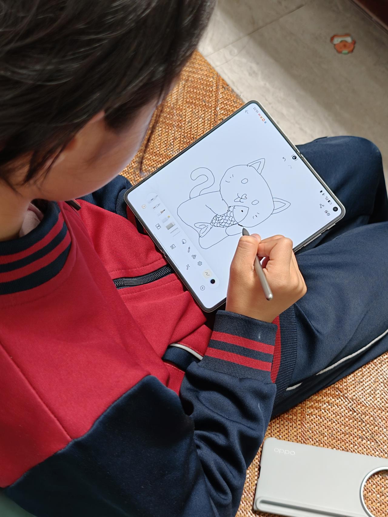 把折叠屏给小孩你就会得到...

刚买的OPPO Find N6折叠屏手机，小孩