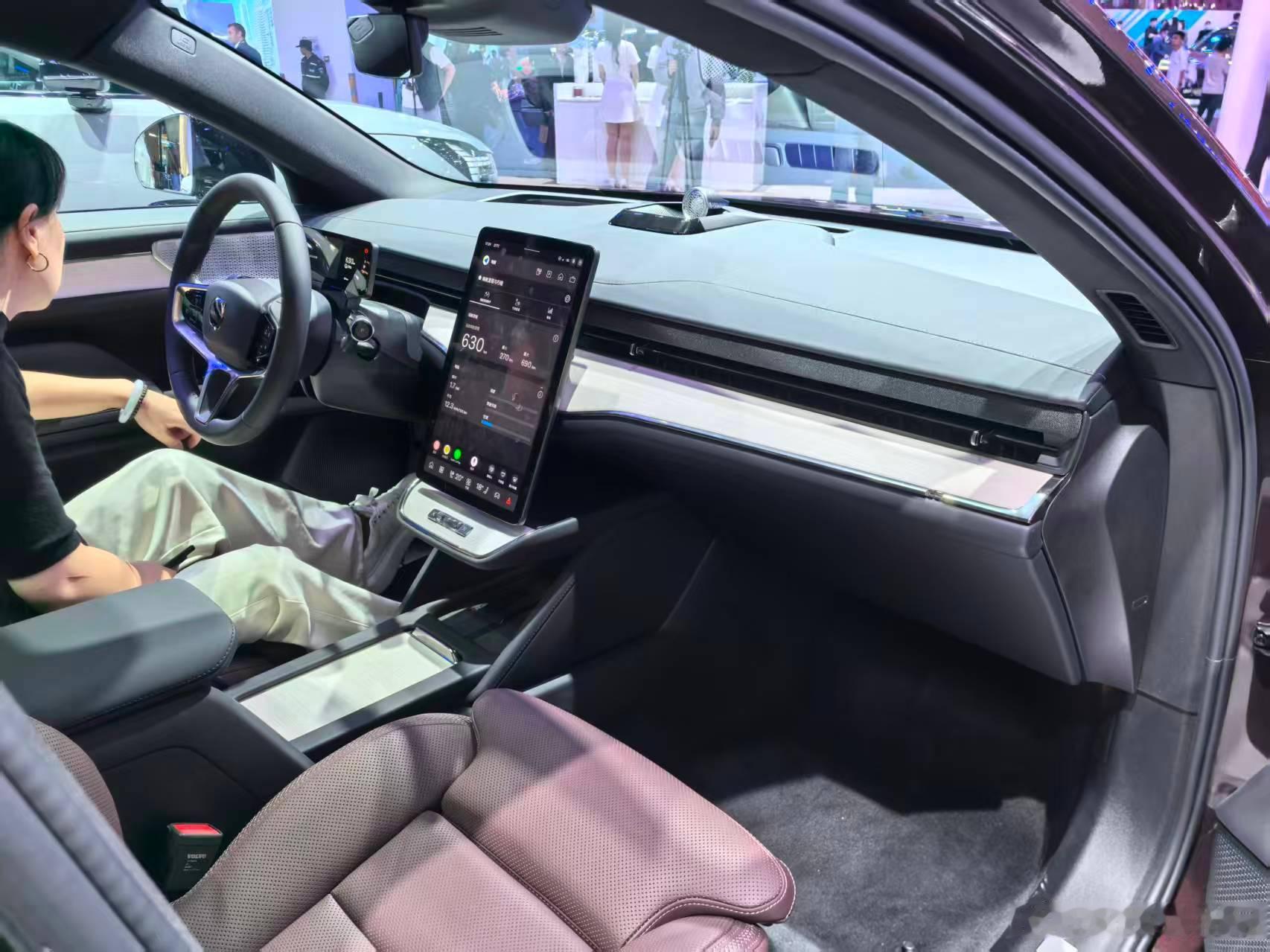 新款沃尔沃EM90上市2026北京车展4月24日，新款沃尔沃EM90迎来正式上市