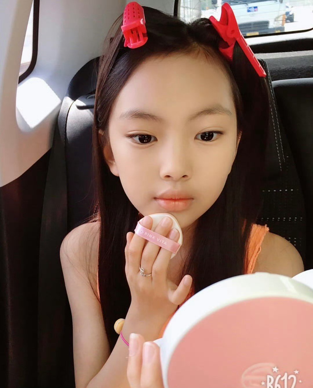 我家妞妞就这样头顶着两个艳红色的塑料大夹子在未来几年的表情包界杀穿 