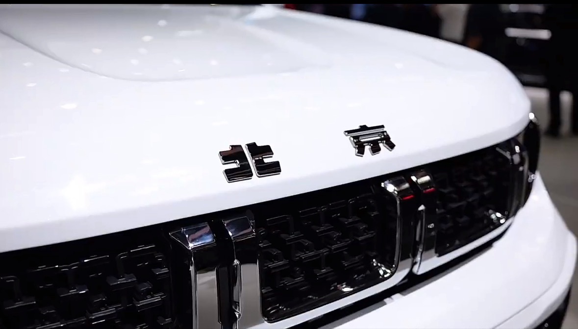 去了北京车展华为展台的朋友，估计你会发现一个亮点，就是华为的展台有一辆北京越野。