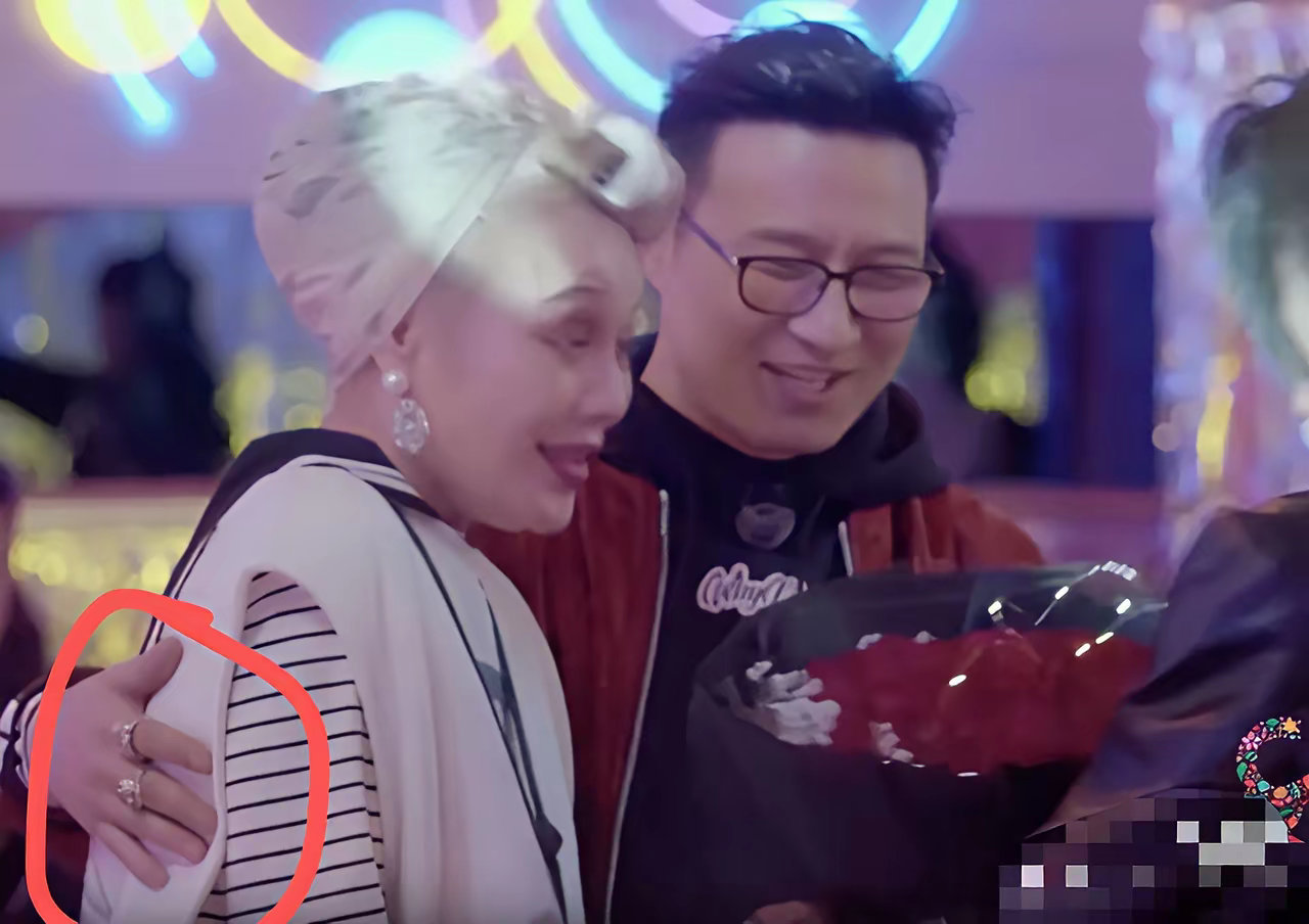 突然明白宁静为什么允许汪峰拉手 ?因为汪峰特别会给女人情绪价值， ?宁静节目里说