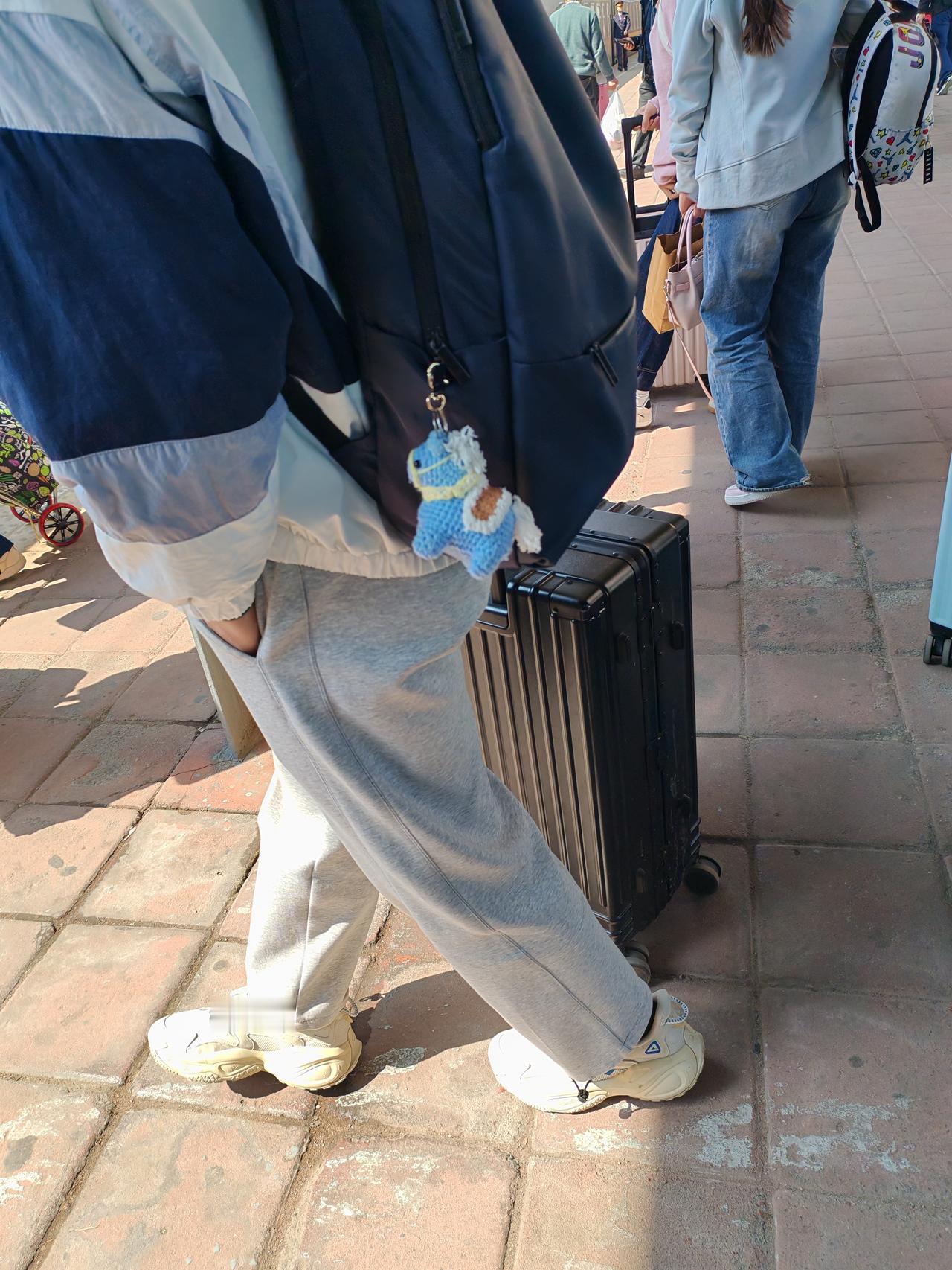 济南的大明湖火车站，已有些年头，停靠不少绿皮车，颇受旅客欢迎。然而，这座火车站的