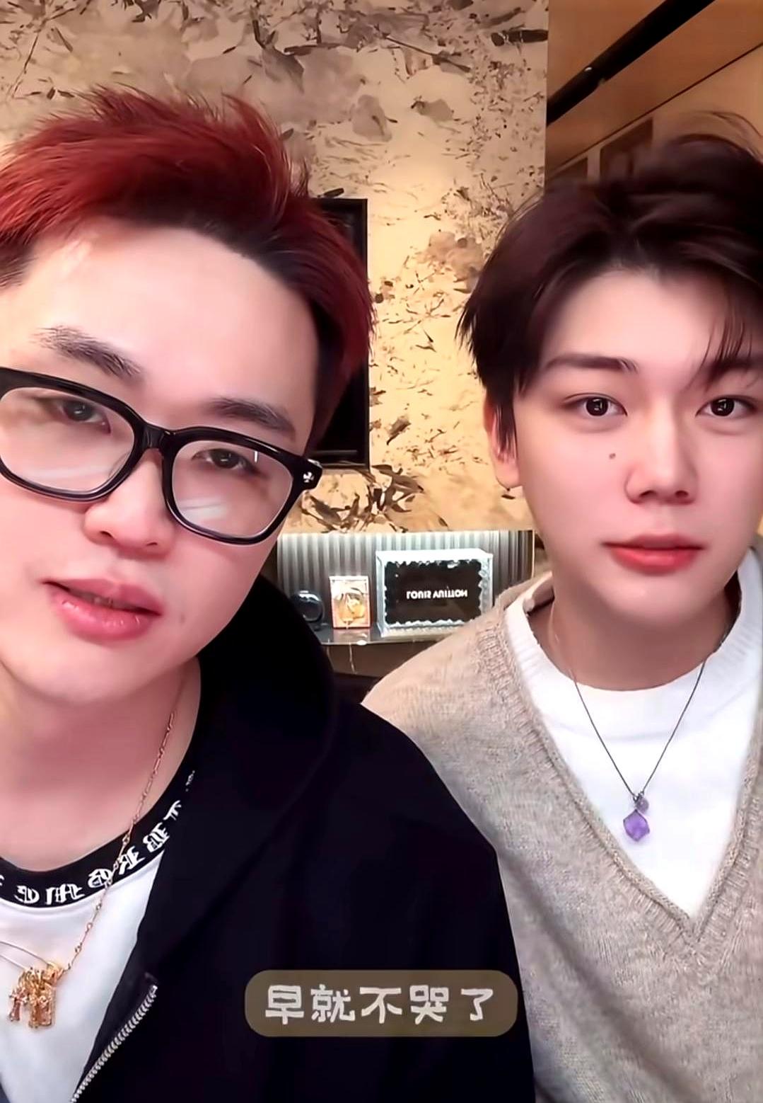 前夫和前男友合体卖面膜，你敢信？
被粉丝问是不是还会为韦雪哭，KK笑着说早就不