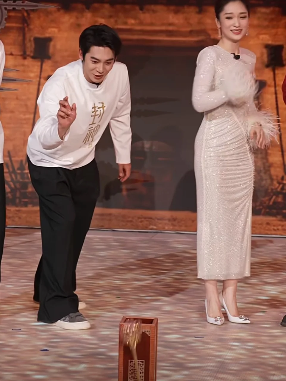 于适拿着魔仙棒投壶，真是太有意思！