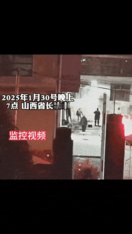 现场监控视频显示，几个人捡起地上的石头和砖头使劲地朝着申家的窗户上砸去！而且带头