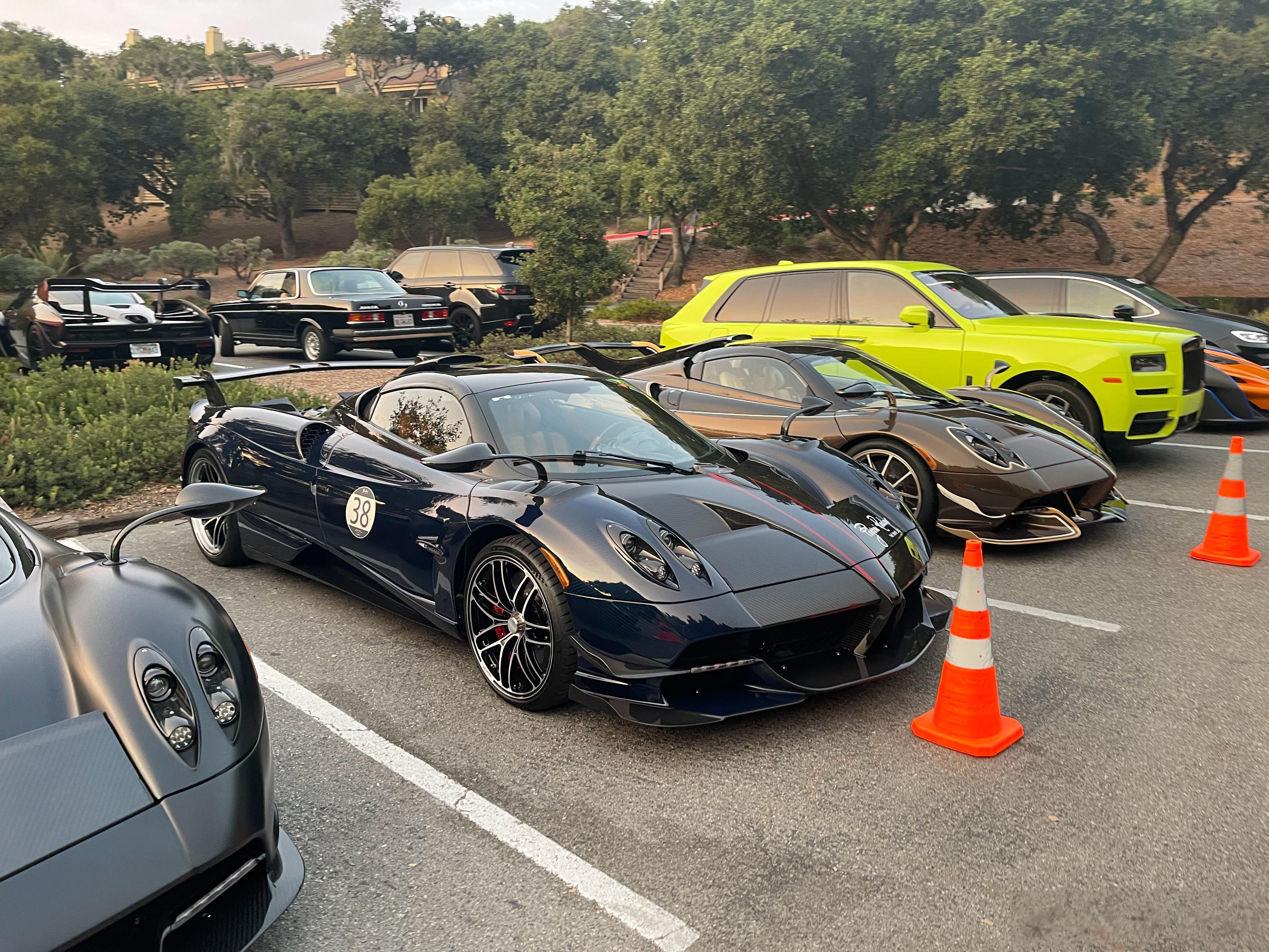 这张图中，有3辆Huayra，1辆Sabre，1辆渐变碳Senna，1辆BB版库