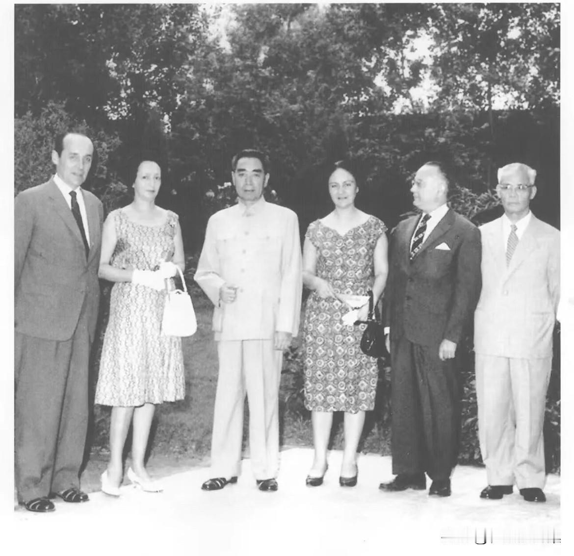 1961年8月6日，周恩来总理在北京接见了智利众议院前议长胡列特夫妇以及智中文化