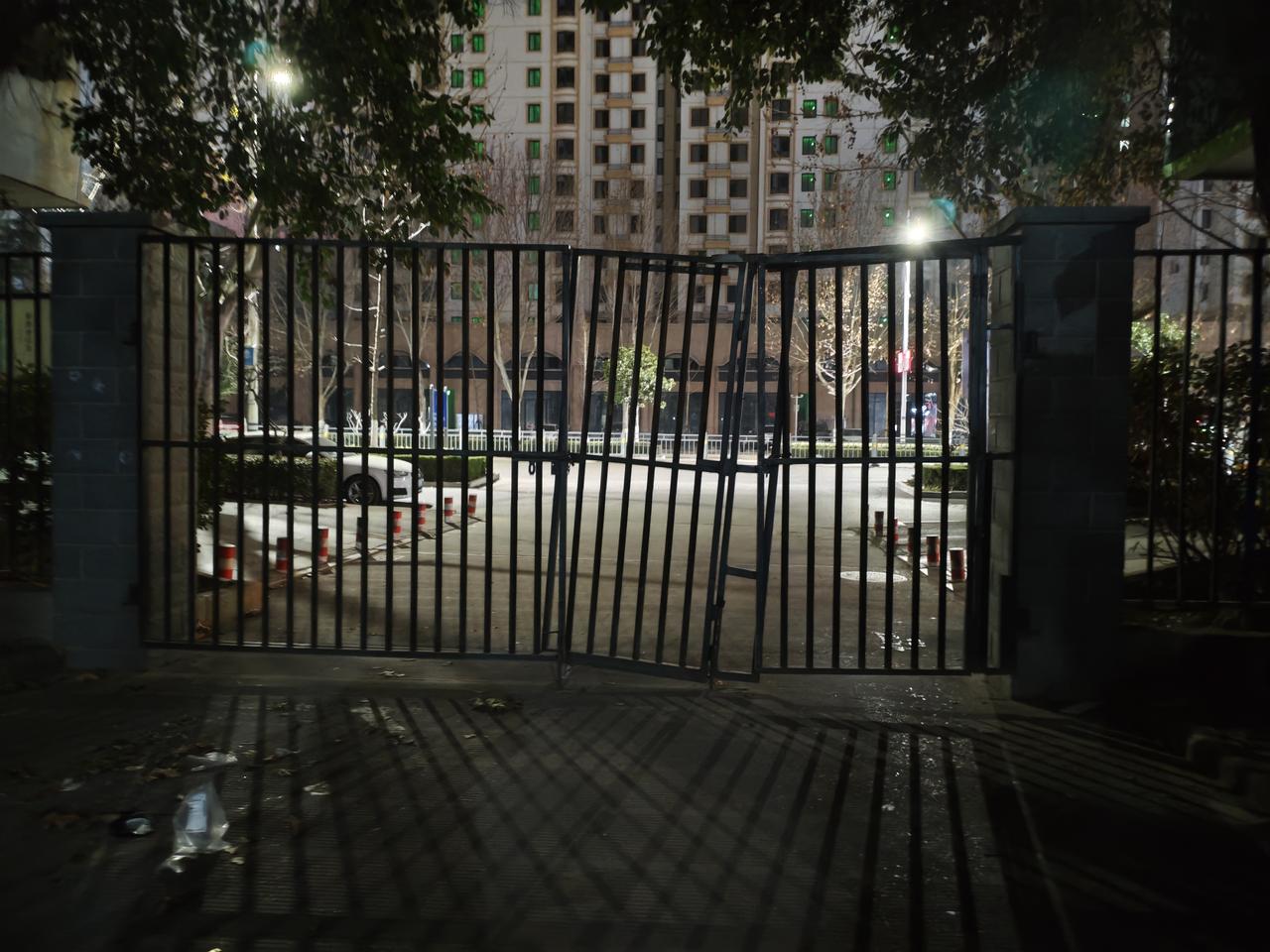 今年冬天的不同本来想出门买杯热饮，结果被小区大门“留”了下来。也好，正好陪陪家人